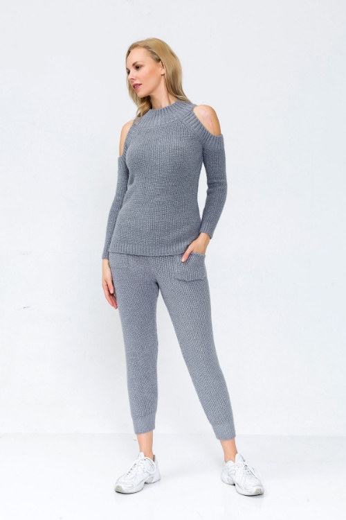 Picture of Woman Grey shoulders Light Pullover